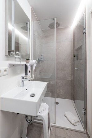 Double Room | Bathroom | Combined shower/tub, free toiletries, hair dryer, towels - Hotel Gisela (Kufstein)