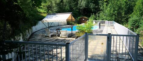 Alberca al aire libre y camastros