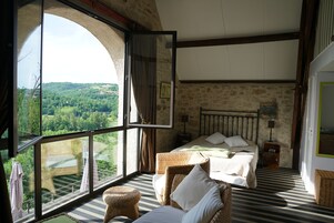 Quarto casal panorâmico | Área de estar | TV