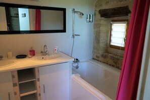 Panoramic-Doppelzimmer | Badezimmer | Duschwanne, kostenlose Toilettenartikel, Haartrockner, Handtücher
