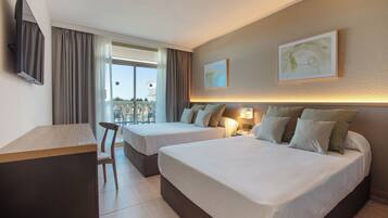 Minibar, coffres-forts dans les chambres, rideaux occultants