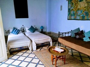 أسرّة بطبقة علوية مريحة وخزنة داخل الغرفة وتجهيزات عازلة للصوت