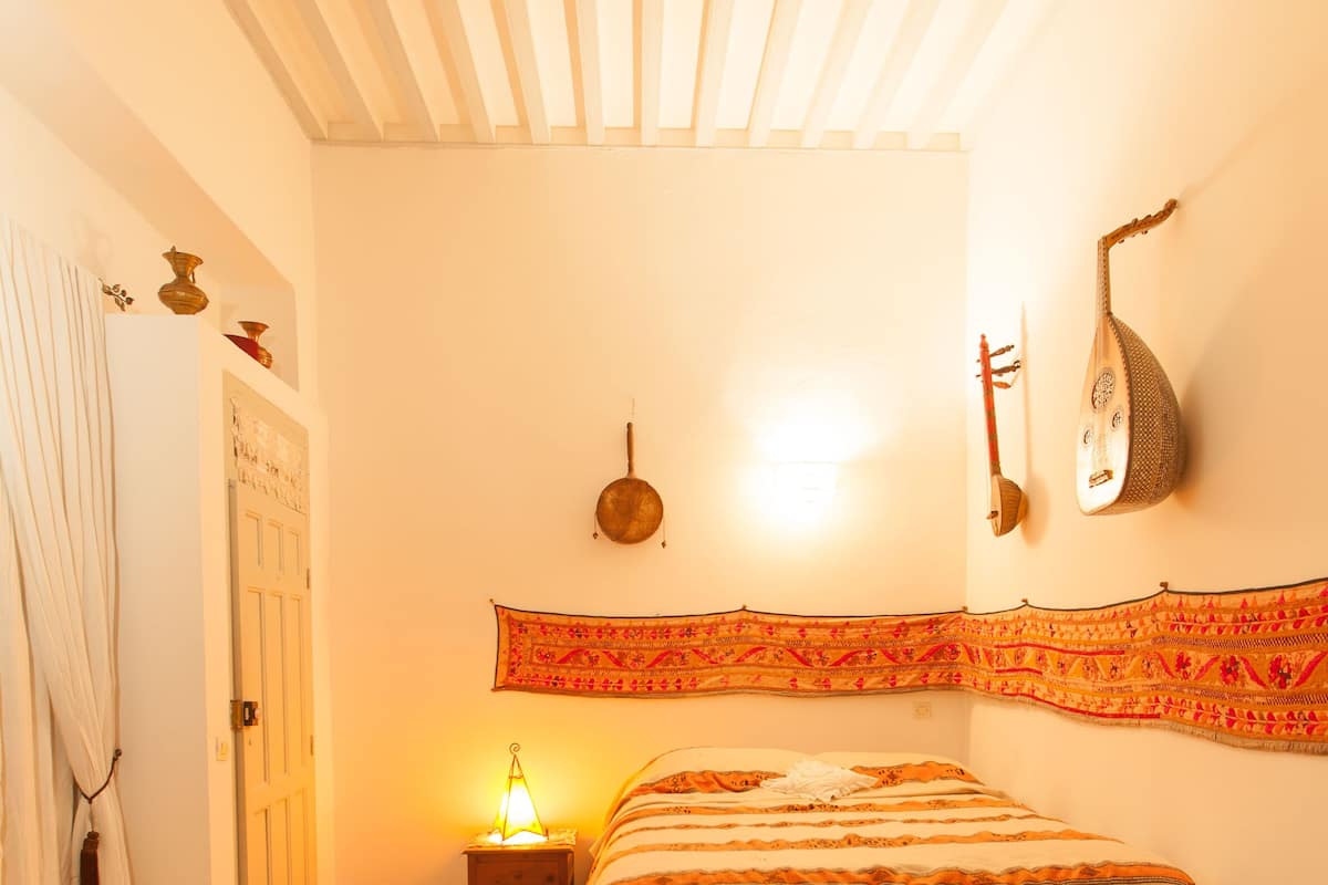 Single Room | Pillowtop beds, in-room safe, soundproofing, WiFi (free)
