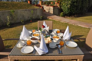 Sarapan prasmanan setiap hari (INR 590 per orang)