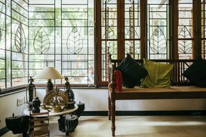 Een 21-inch lcd-televisie met satellietzenders en televisie