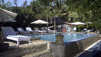 Piscina externa, espreguiçadeiras
