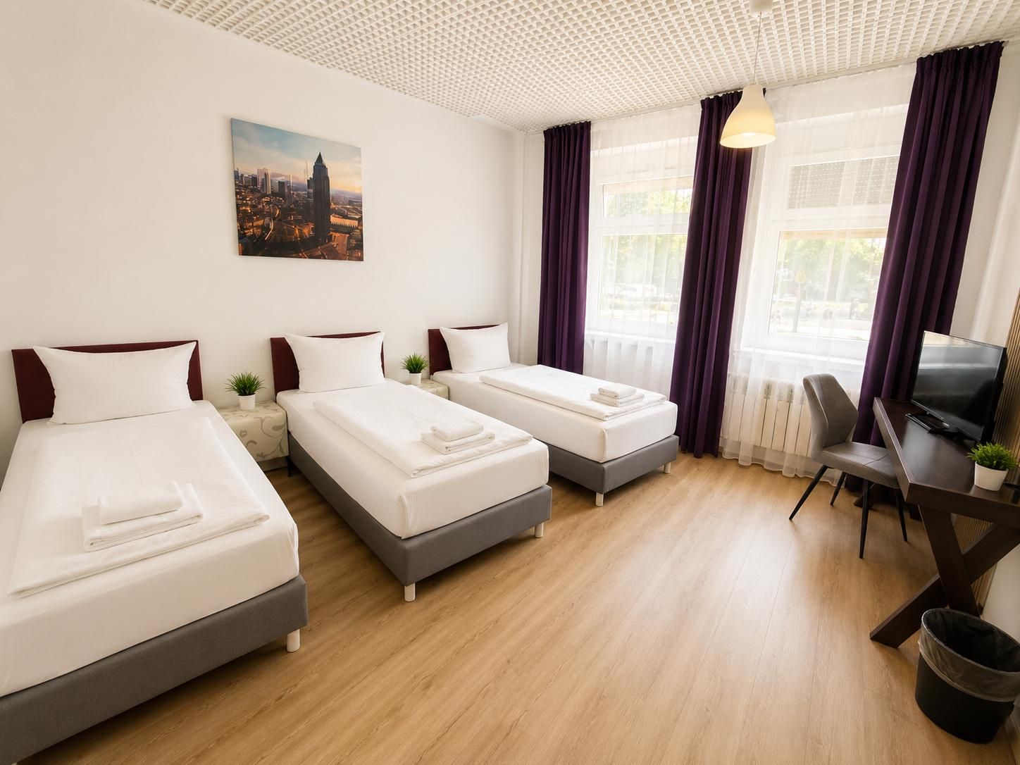 Habitación triple económica, baño compartido | Ropa de cama hipoalergénica, escritorio y cortinas blackout 