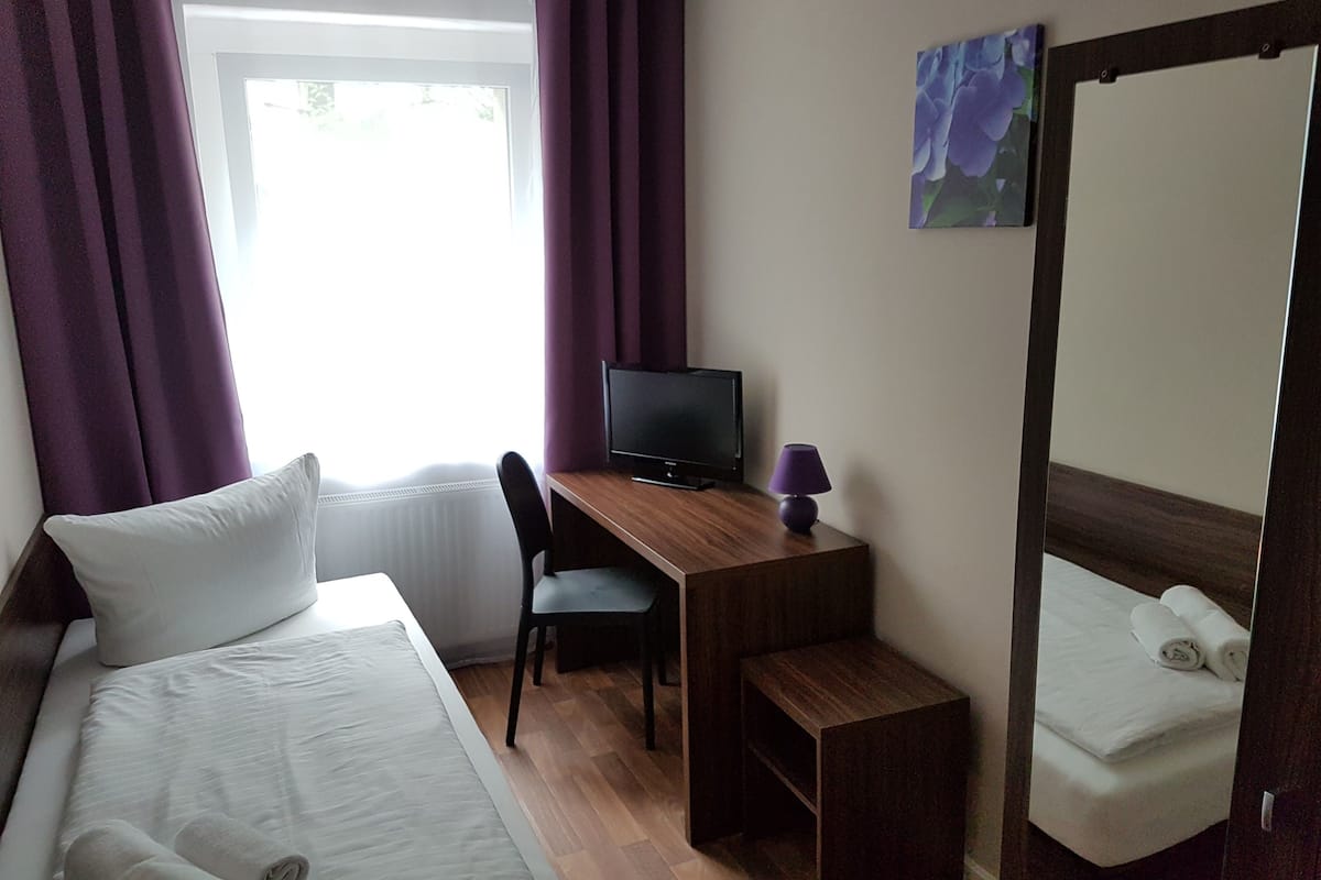 Economy Single Room, Shared Bathroom | Hypo-allergenic bedding, desk, blackout curtains, iron/ironing board