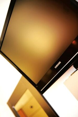 A Samsung TV mounted on a wall. - Hotel Cristina (Rocca San Giovanni)