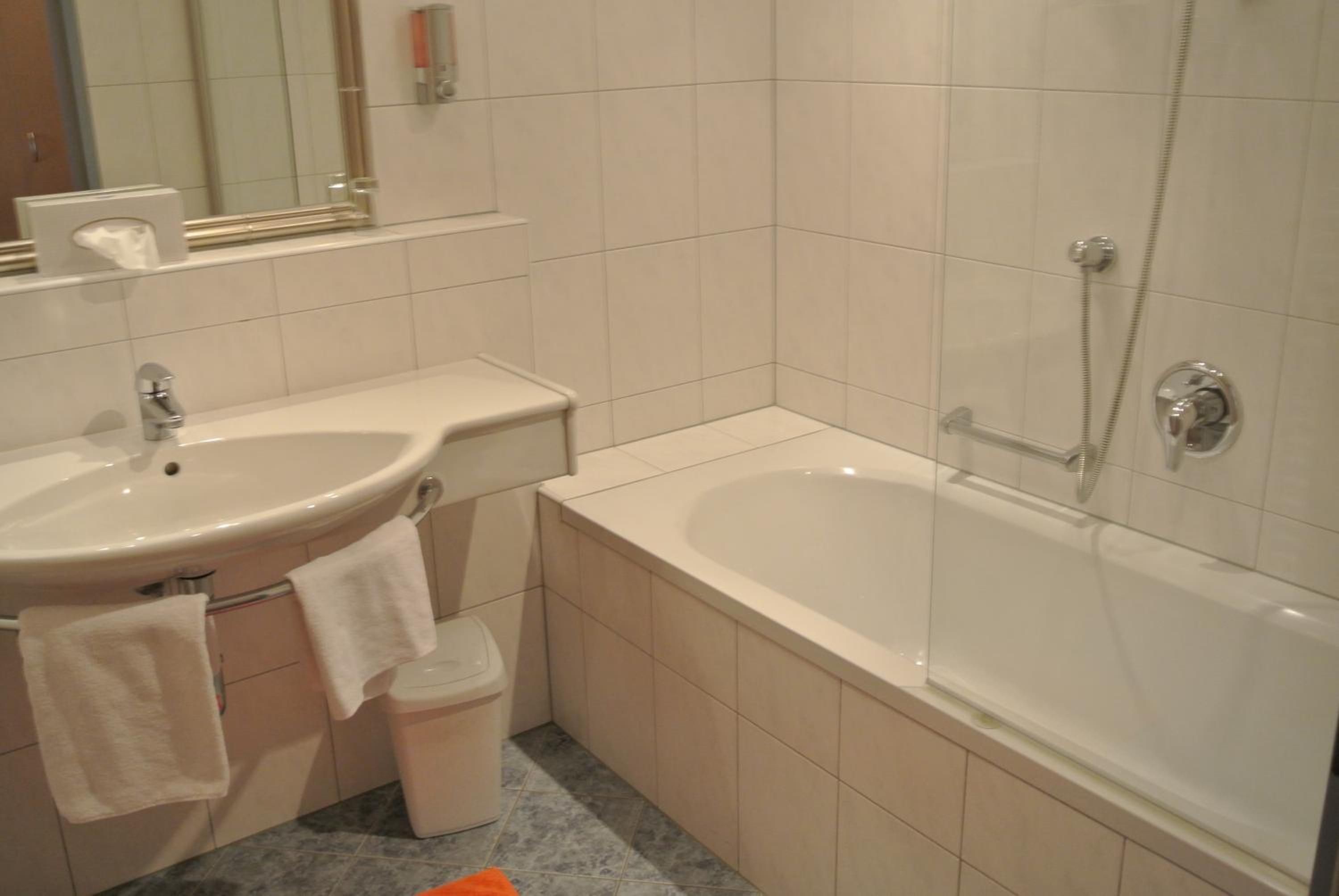 Une salle de bain avec un lavabo, des toilettes et une baignoire.