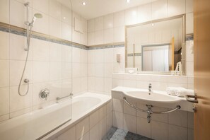 Junior-Suite, Balkon | Badezimmer