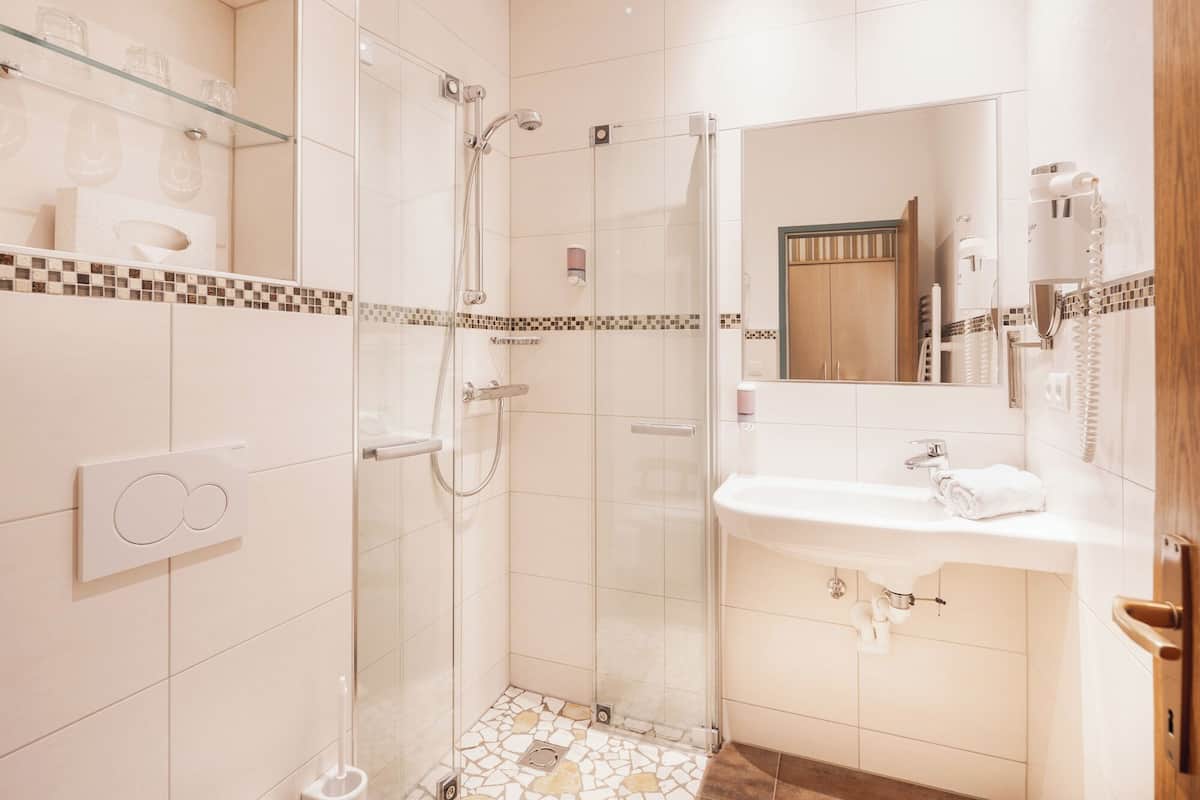 triple room | bathroom | shower, hair dryer, heated floors, towels