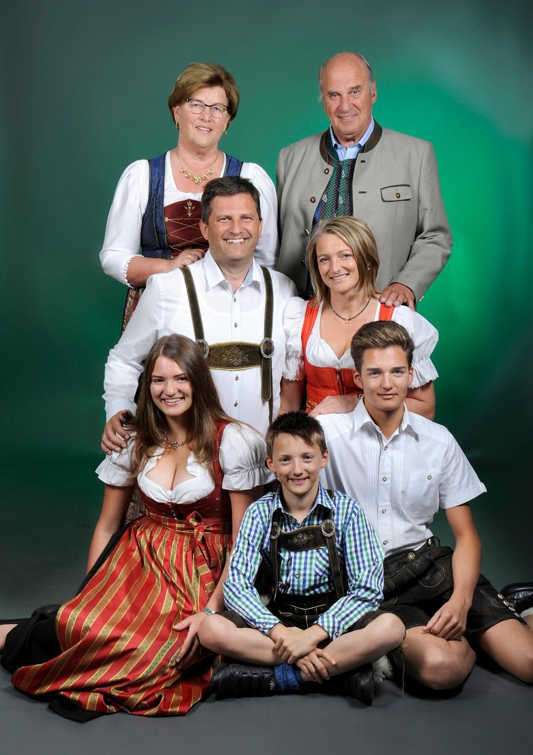 Una familia posando para un retrato con vestimenta tradicional.