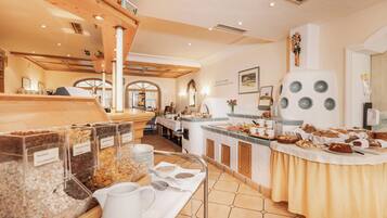 每日供应自助式早餐(每人 EUR 18)