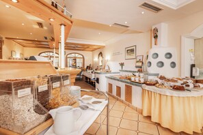 Un espace buffet proposant divers plats et une station où l'on peut se servir du café.
