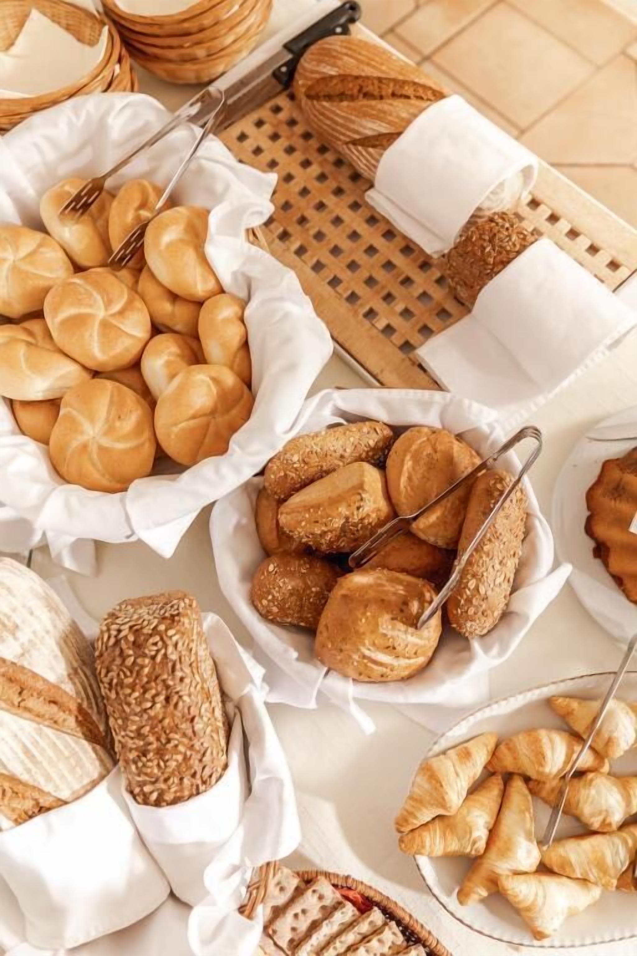 Una variedad de panes y pasteles sobre una mesa.