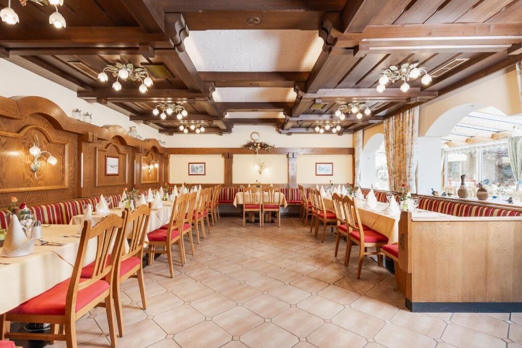 Ein Restaurant mit Holzvertäfelung, sechseckischem Fliesenboden und einer zentralen Bar.