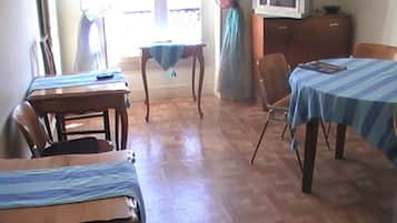 Petit déjeuner continental (7 EUR par personne)