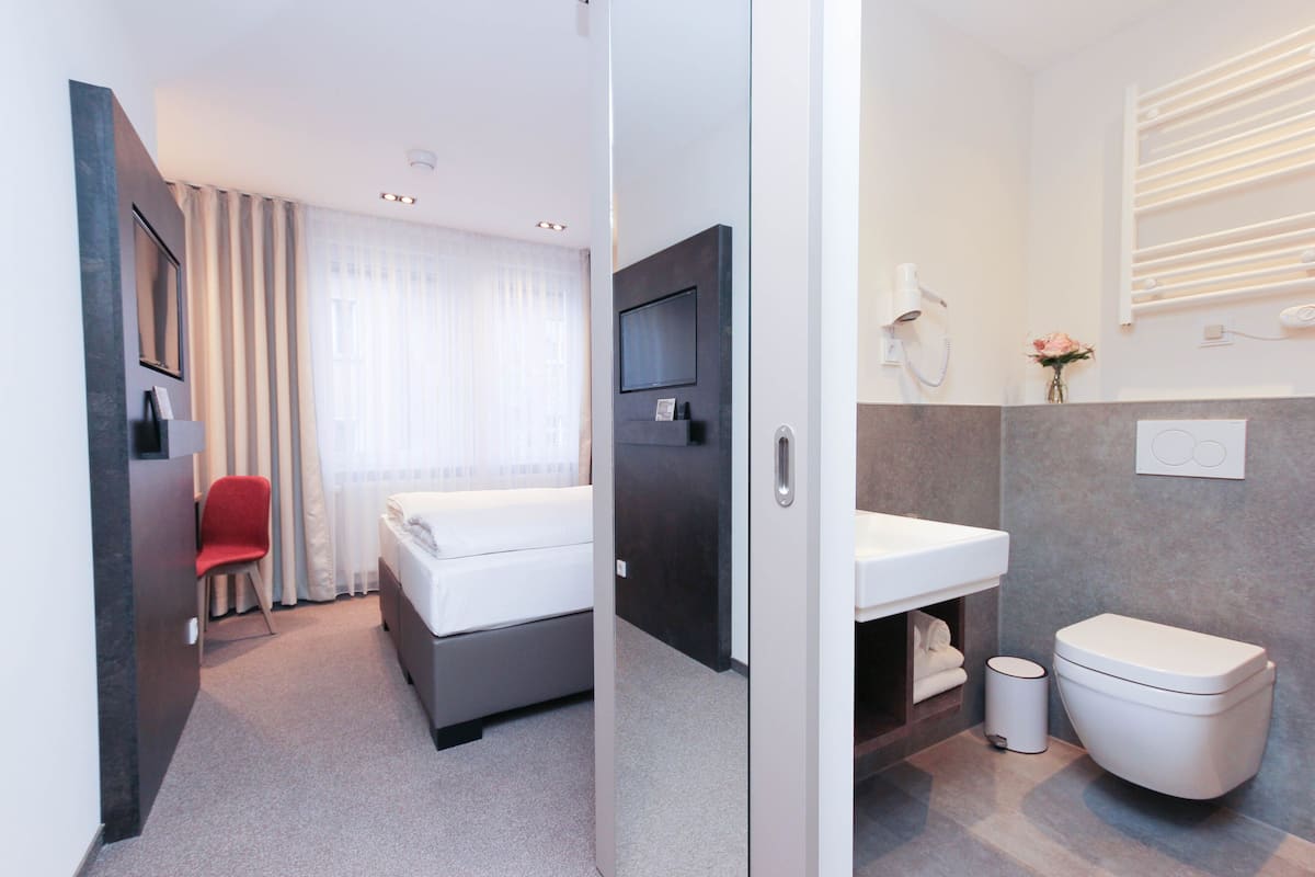 classic double room | 1 bedroom, hypo-allergenic bedding, in-room safe, desk