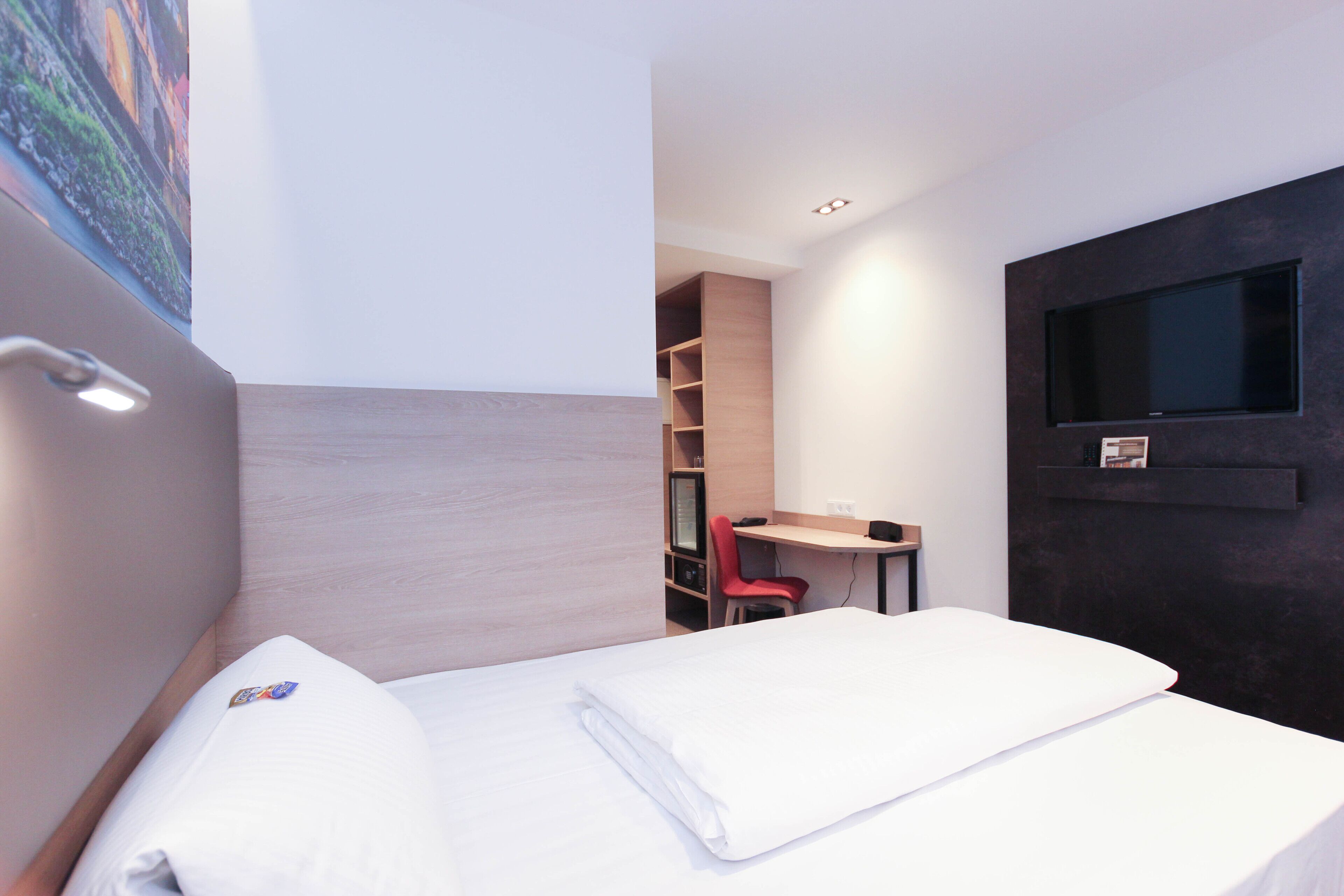 superior single room | 1 bedroom, hypo-allergenic bedding, in-room safe, desk