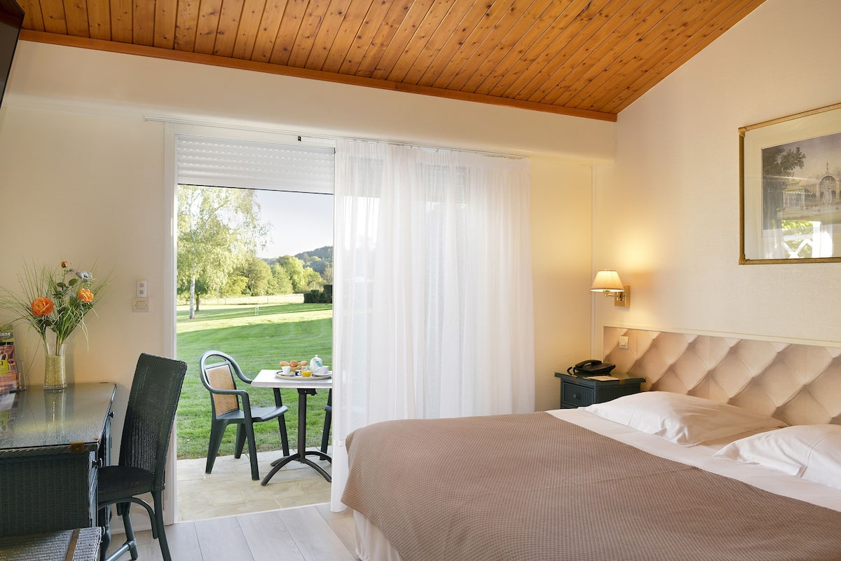Habitación doble | Ropa de cama de alta calidad, minibar y escritorio