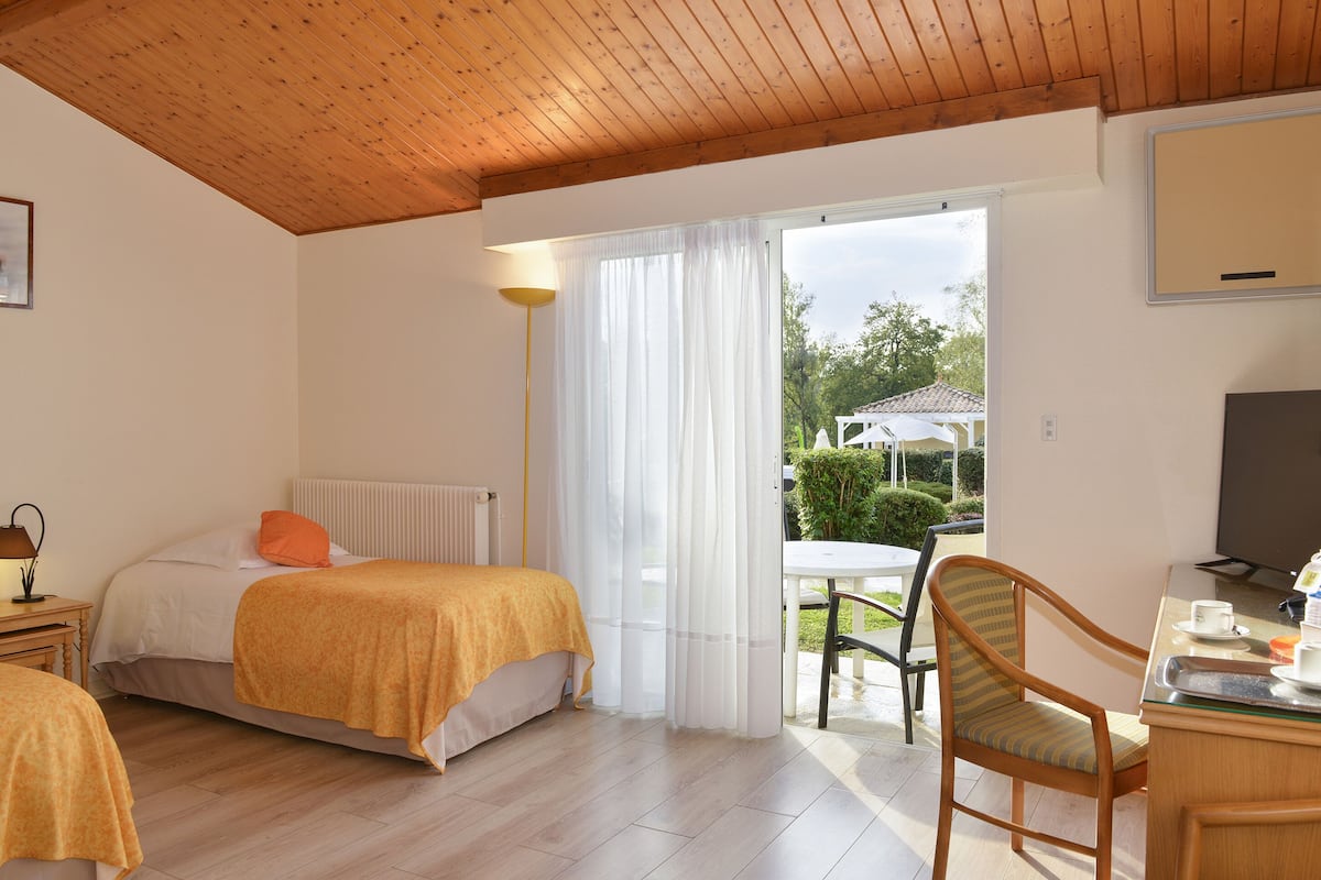 suite | premium bedding, minibar, desk, laptop workspace