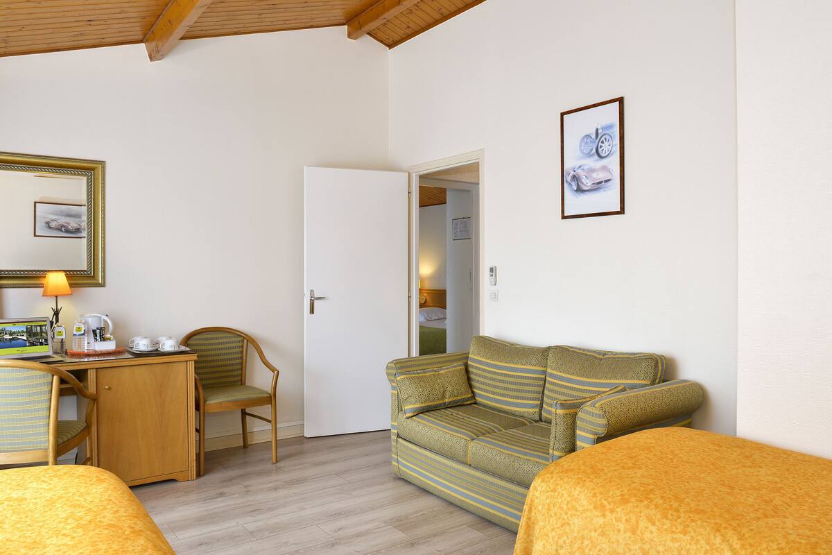 suite | premium bedding, minibar, desk, laptop workspace