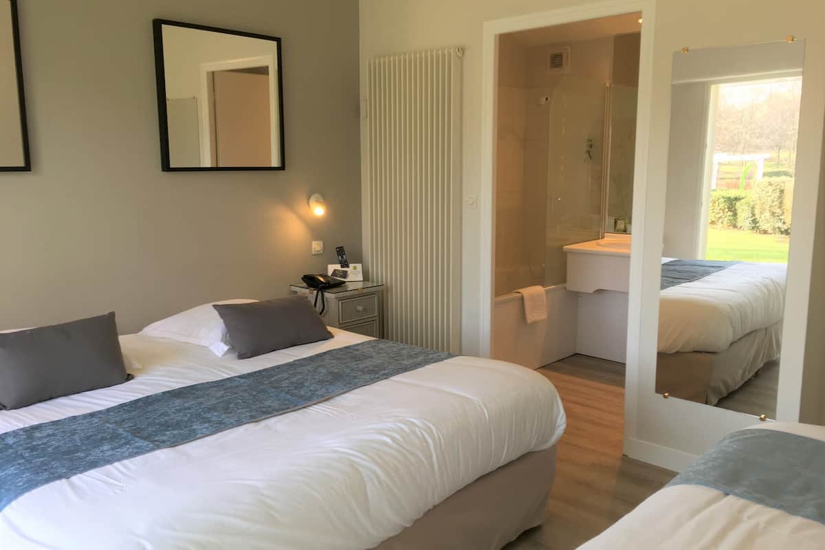 triple room | premium bedding, minibar, desk, laptop workspace