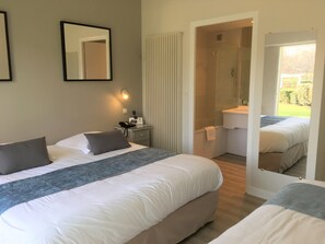 Habitación triple | Ropa de cama de alta calidad, minibar y escritorio 