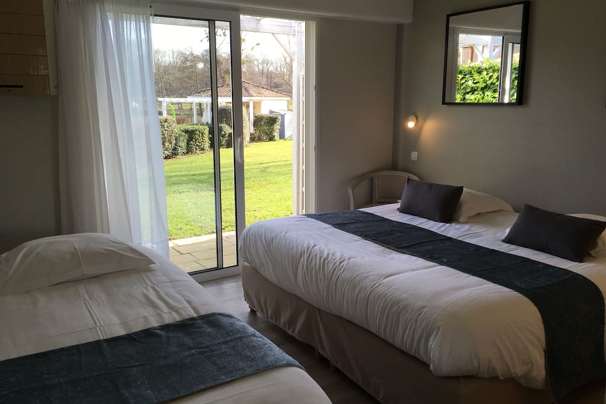 triple room | premium bedding, minibar, desk, laptop workspace