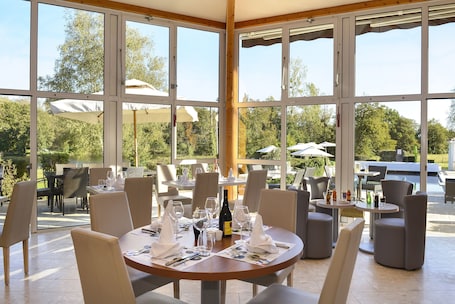 Breakfast and dinner served. Hôtel Val de Vienne