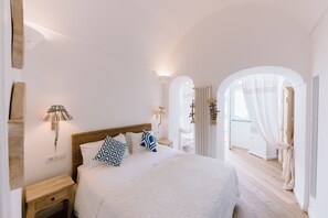 Suite Junior, terrasse, vue partielle sur la mer | Literie de qualité supérieure, couette en duvet d'oie