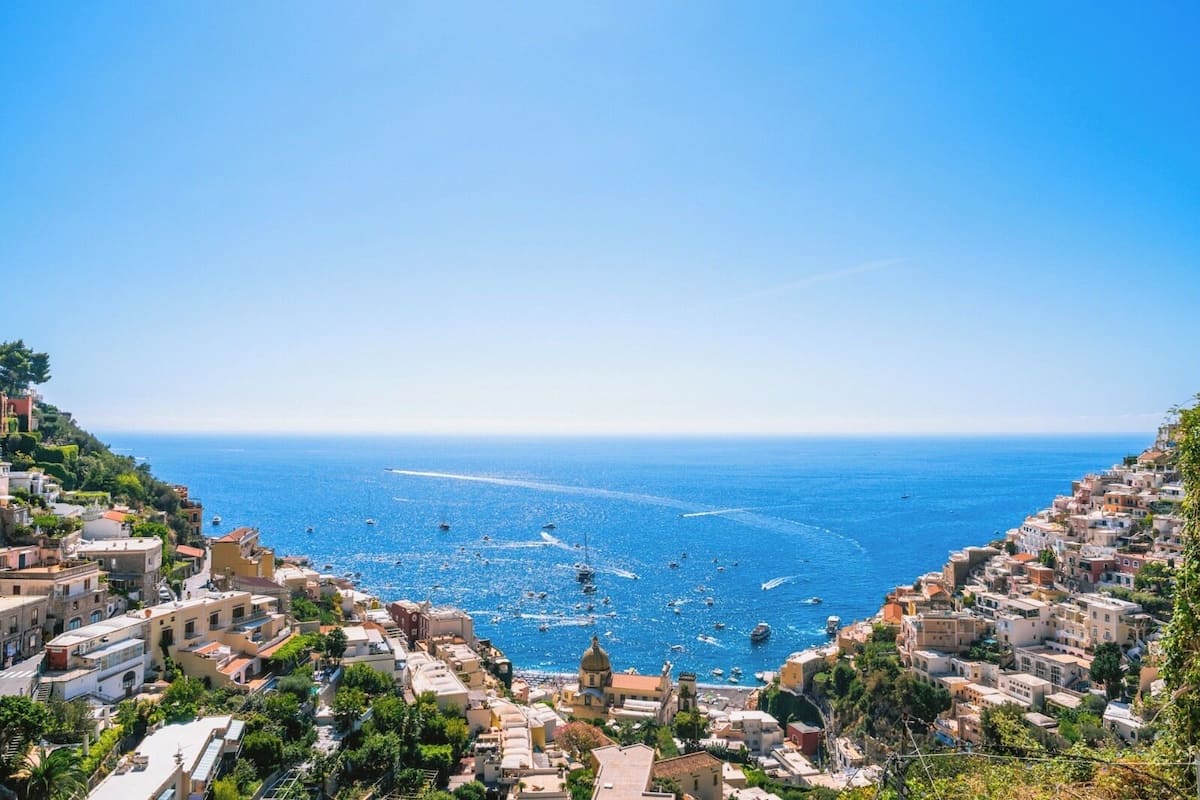 Un pueblo costero con edificios a lo largo de la ladera, con vistas al mar.