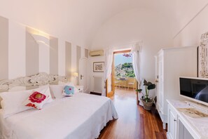 Double Room | Premium bedding, down comforters, memory foam beds, minibar - Villa Mary Suites (Positano)