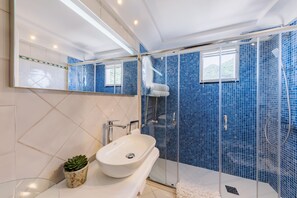 Bañera y ducha independientes, cabezal de ducha tipo lluvia