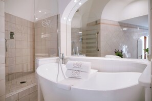 Kahden hengen deluxe-huone | Kylpyhuone | Erillinen kylpyamme ja suihku, sadesuihkupää, designer-hygieniatuotteet