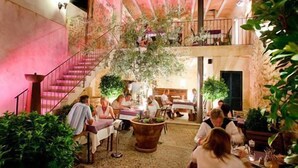 Outdoor dining - C'an Pere Hotel (Alcúdia)