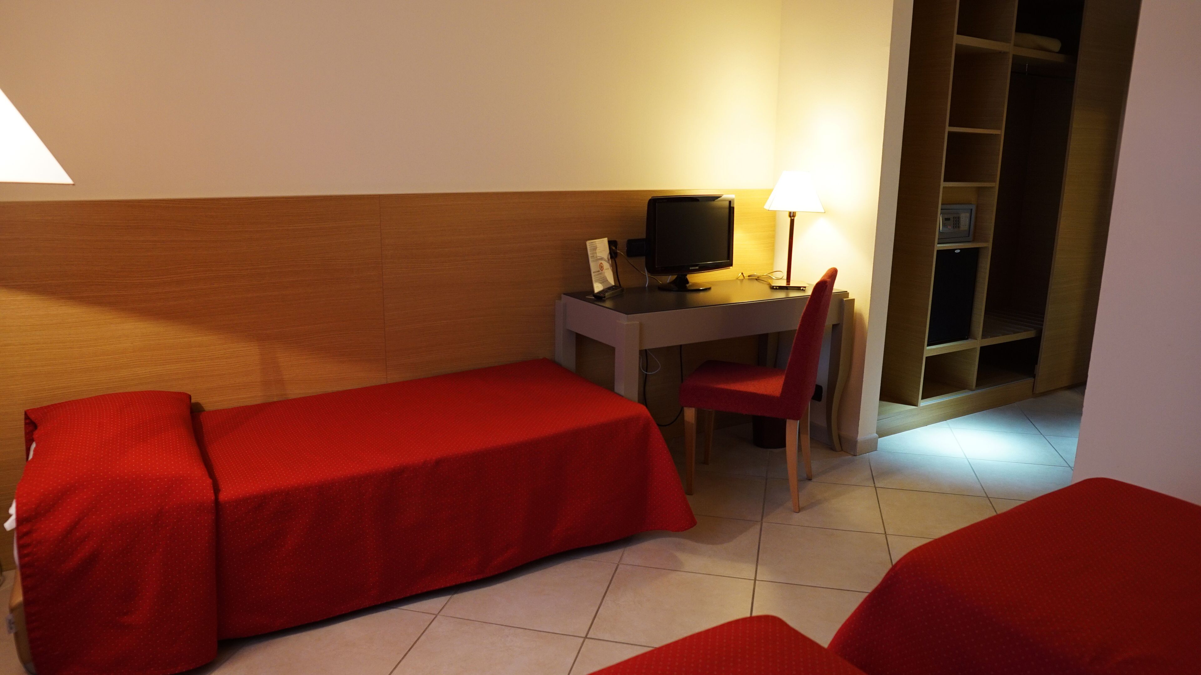 standard triple room | minibar, in-room safe, desk, soundproofing