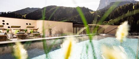 Ulkouima-allas avoinna 14.00–20.00, aurinkotuoleja