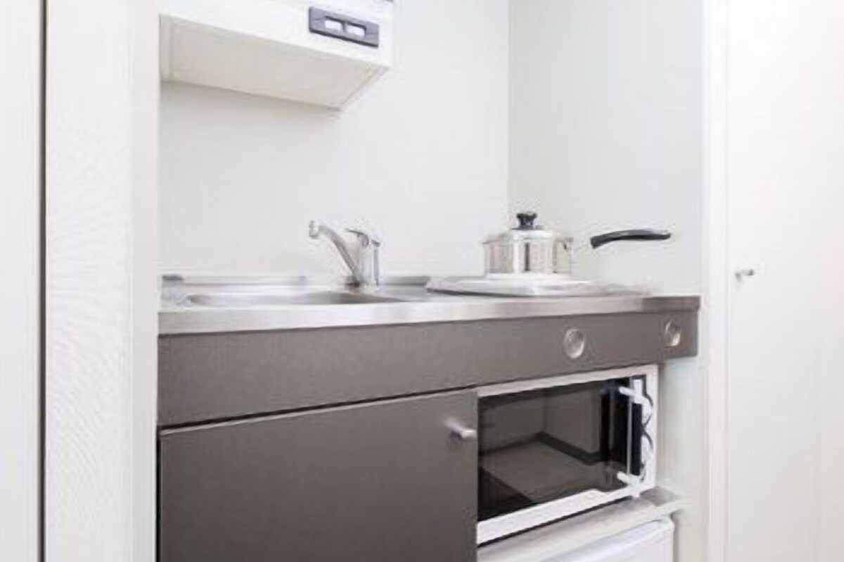 Private kitchen | Mini-fridge, microwave, paper towels
