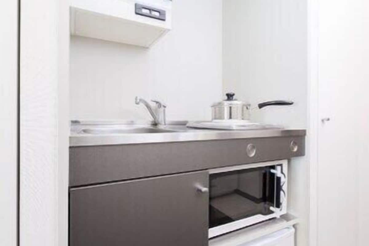 Cuisine privée | Mini-réfrigérateur, four à micro-ondes, essuie-tout