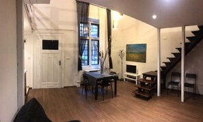 Tabla de planchar con plancha, wifi gratis y ropa de cama