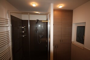 Departamento (Luxury Opera, Lazar utca 18 ) | Baño | Regadera, secadora de cabello, toallas 