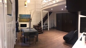 Tabla de planchar con plancha, wifi gratis y ropa de cama