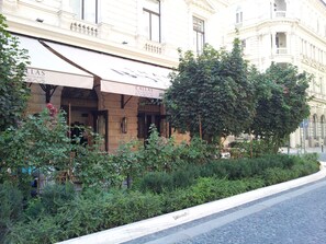A building with a cafe and restaurant named 'Callas'. - Zonaflat - Opera Apartments (Budapest)