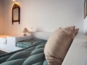 Ylelliset vuodevaatteet, Select Comfort -patjalliset sängyt, työpöytä
