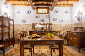 Family Apartment, 1 Bedroom, Courtyard View | In-room dining - Villa Pilati Bed and Breakfast (Valderice)