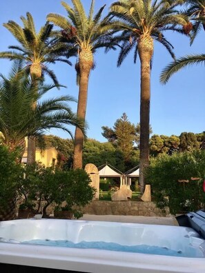 Bain à remous extérieur