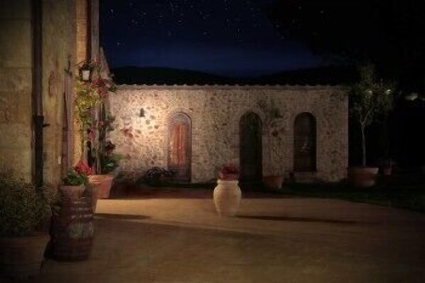 Front of property – evening/night - Casale il Colombaio di Toiano (Sovicille)