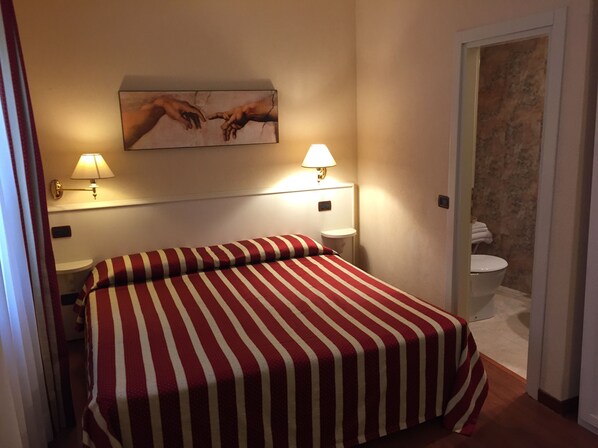 Deluxe-Doppel- oder -Zweibettzimmer | Schreibtisch, Verdunkelungsvorhänge, kostenloses WLAN